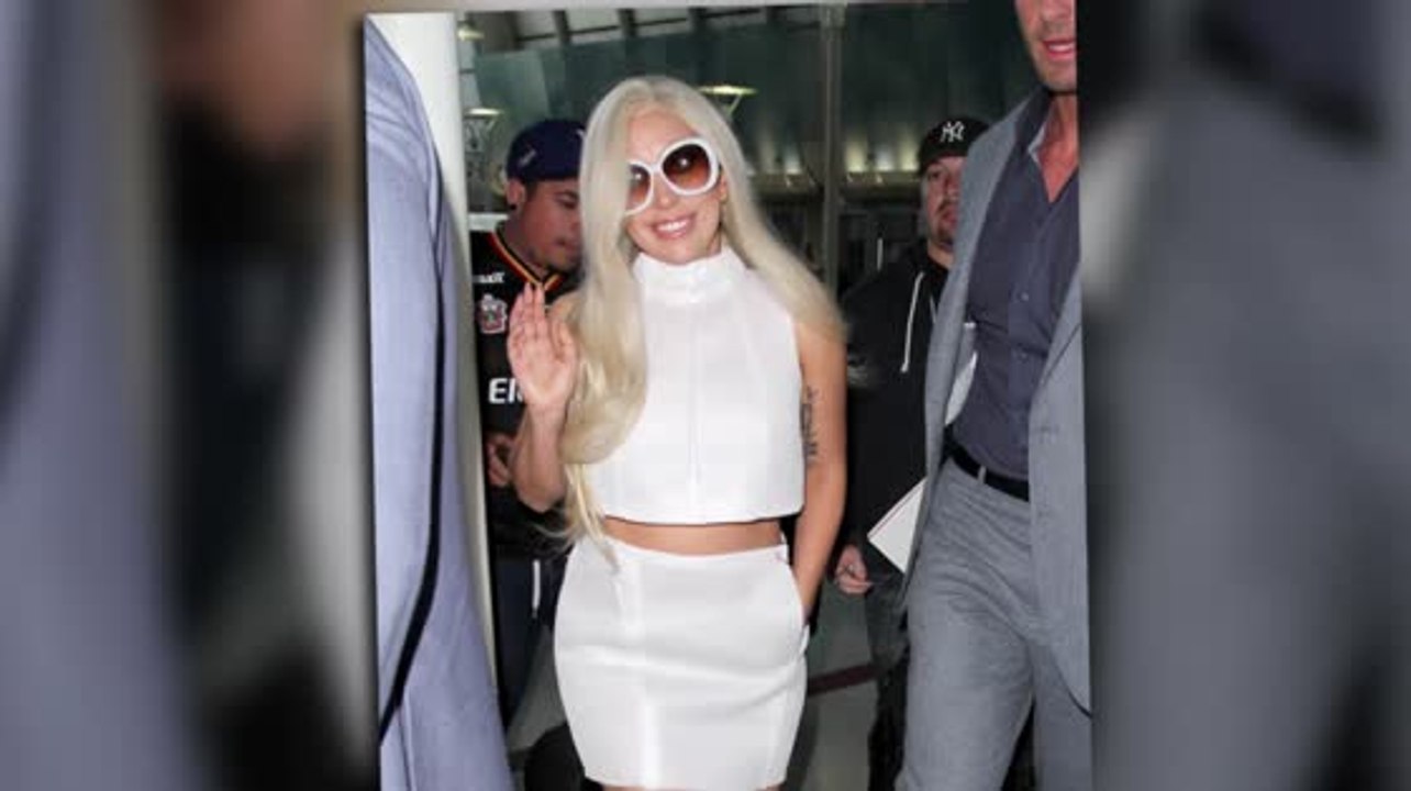 Lady Gaga hält ihren Verlobungsring nach der Landung in LA verborgen