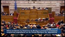 O Τσίπρας σκουντάει τον Βαρουφάκη