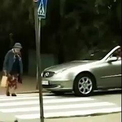 teyze arabaya bi vurdu ....