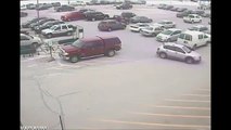 Un vieux de 92 ans fait n'importe quoi sur un parking