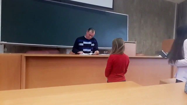 Un prof troue le cahier d'une élève à la perceuse.