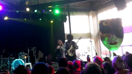 Afroman frappe au visage une fan