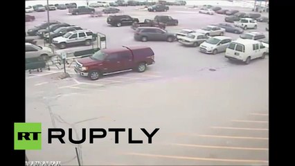 Un anciano se estrella contra 10 carros y sale ileso