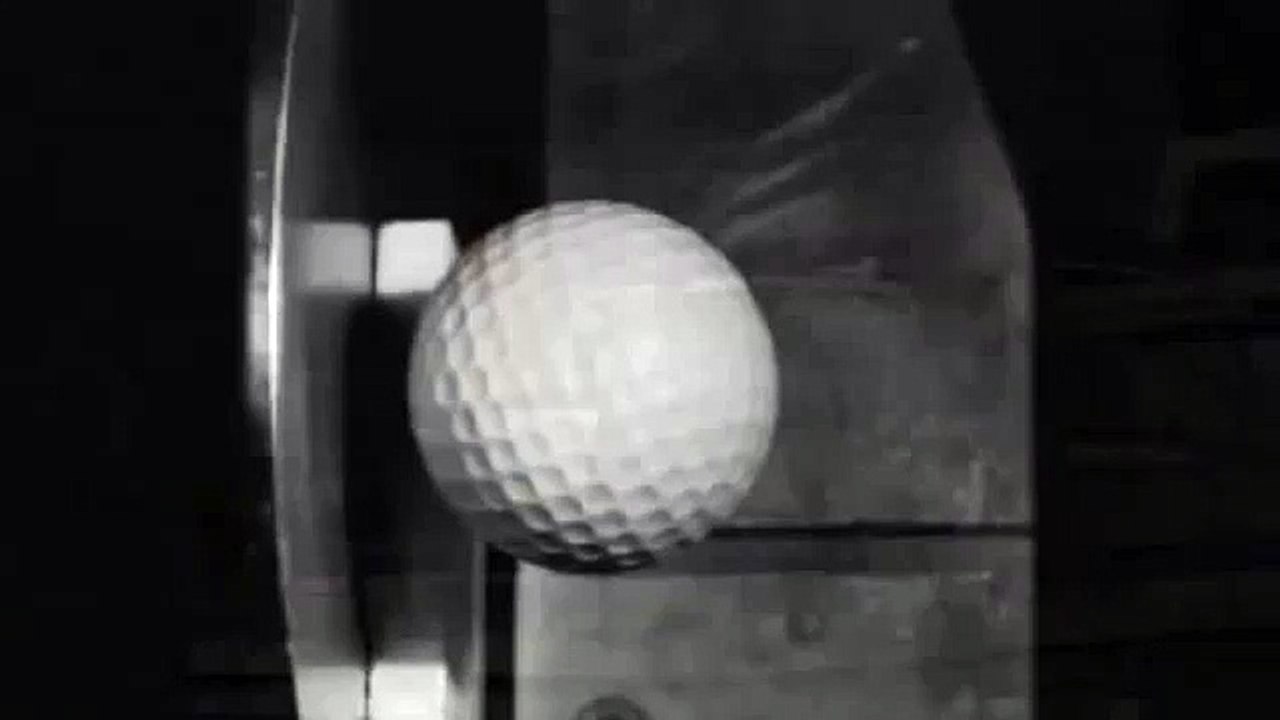 162# Balle de golf contre une plaque d'acier au ralenti