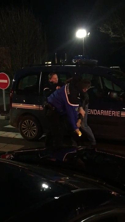 Un homme ivre refuse d'obéir aux gendarmes et se fait taser
