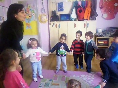 okul öncesi oyunları Müzikli oyun Aslan geliyor tıp Acıbadem Uçan Balon Anaokulu