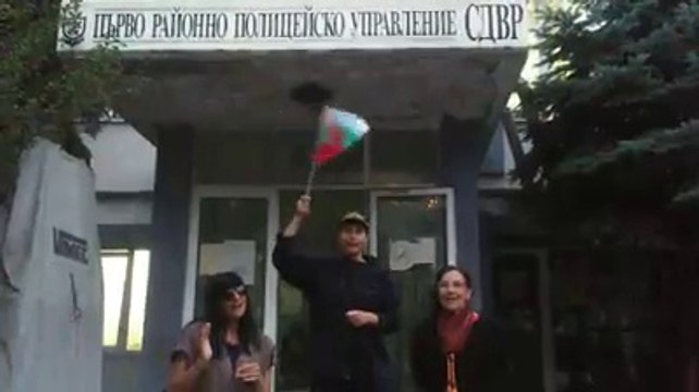 В Болгарии , столице Софии болгаром поздравляют Xу@ла с днём рождение перед полицейской службе!а на фоне песня услышится смехъ полицеский служители