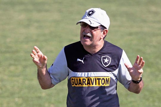 René Simões diz que Bota teve que se adaptar ao gramado