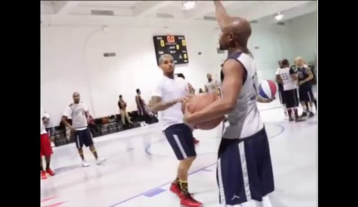 Floyd Mayweather plays basketball and scores three points