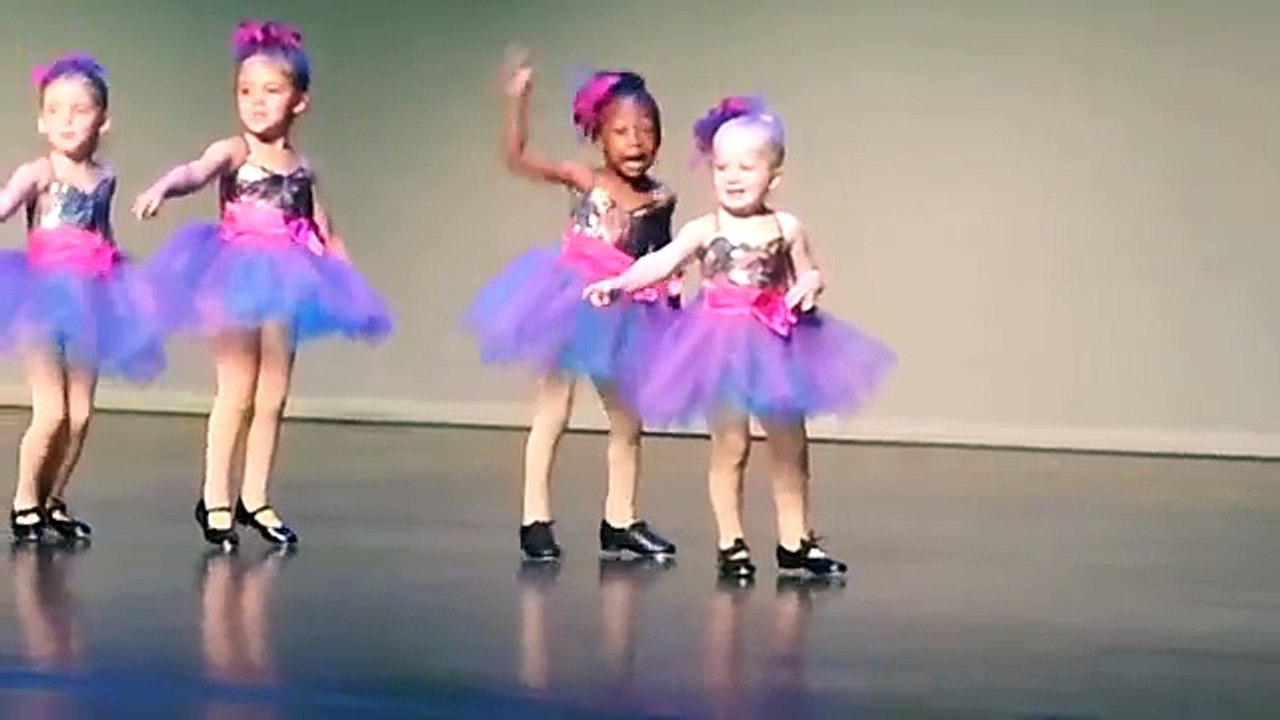 176# Petites filles font un show de claquettes en maternelle