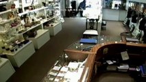 CCTv fooatge of Robbery in jewellery shop owner chases thieves with baseball bat - Video Dailymotion