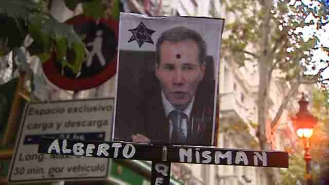 La marcha de los paraguas toma las calles de Buenos Aires en memoria del fiscal Nisman