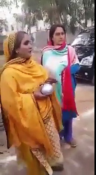 Justin Bieber just got owned by two Pakistani girls