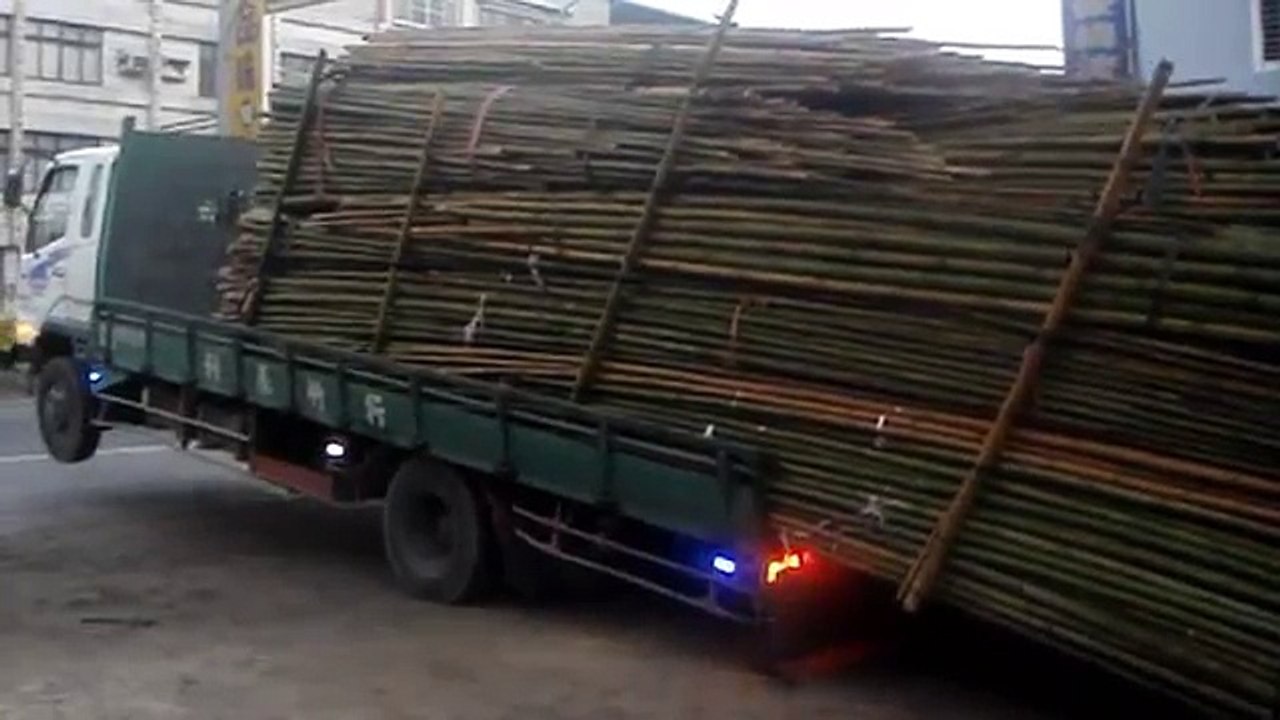 Lazy driver unloading bamboo LIKE A BOSS!!! - YouTube