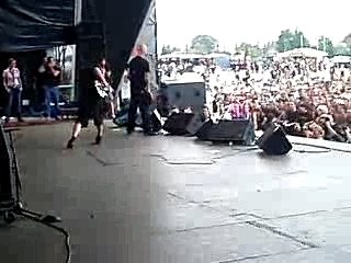 Raised fist Hellfest 2006