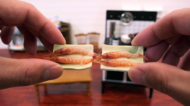 Cuisiner des mini crevettes dans une mini cuisine : tempura et friture