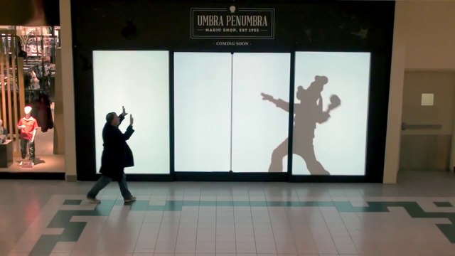 Les personnages de Disney font une surprise à des passants dans un centre commercial!