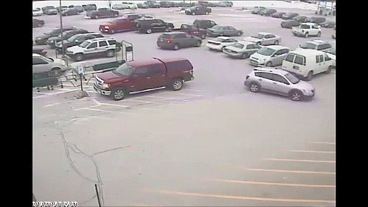 Un homme quitte un parking et emboutit une dizaine de voitures