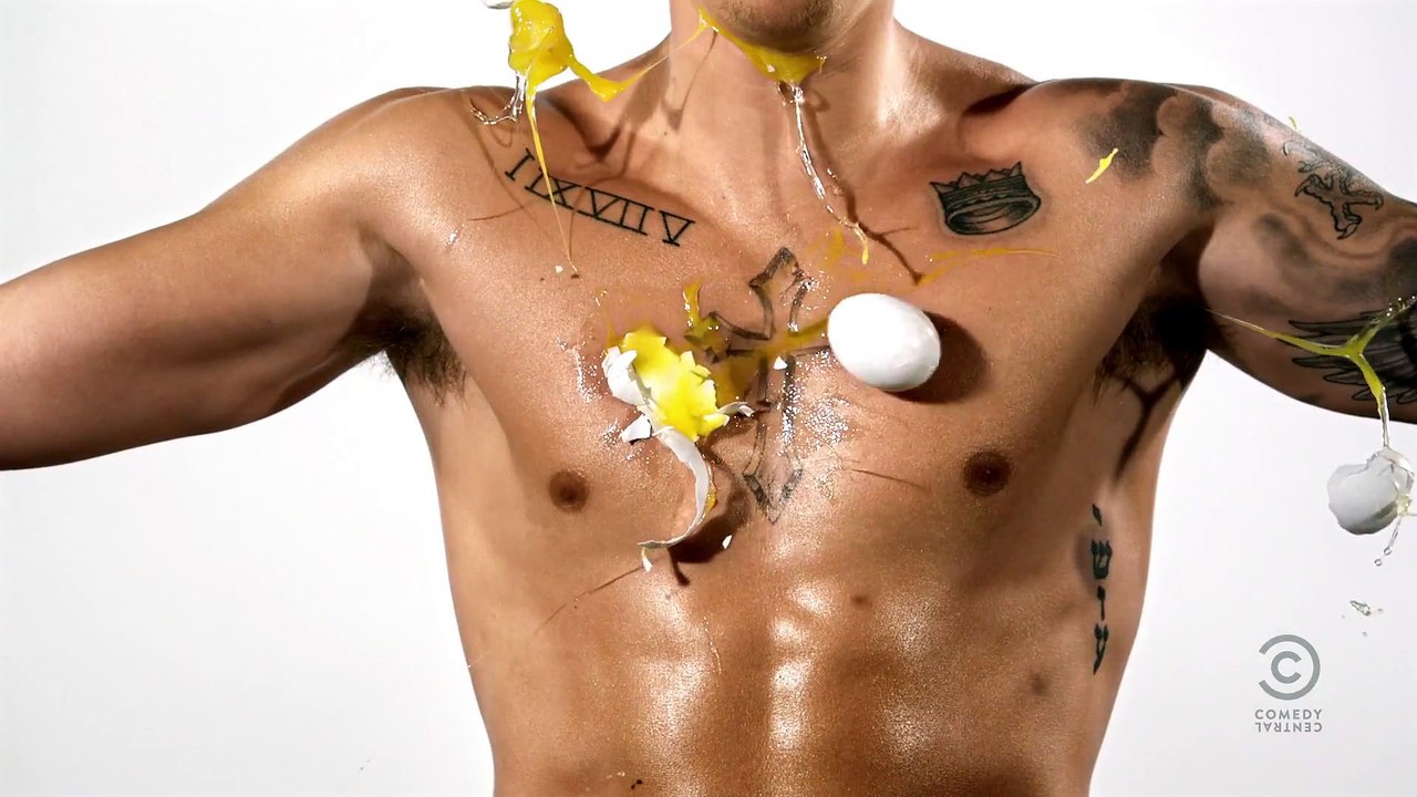 Justin Bieber bombardé d'oeufs en slowmotion