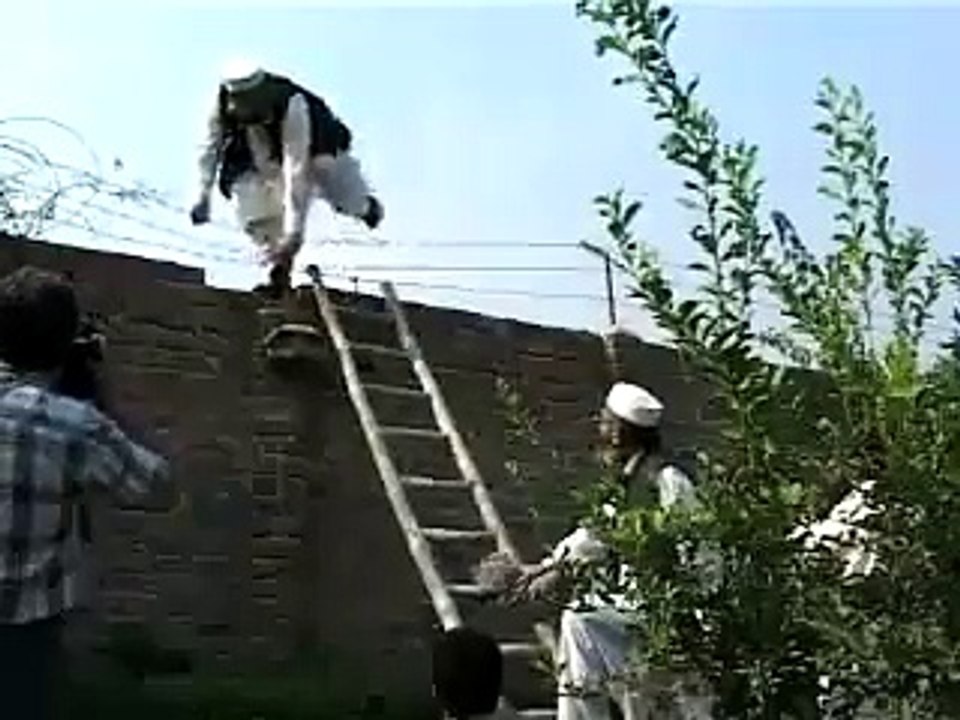 climbing a wall جماعت اسلامی کے امیر