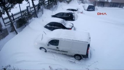 Beylikdüzü'nde Çatılar Çöktü, Araçlar Kara Saplandı