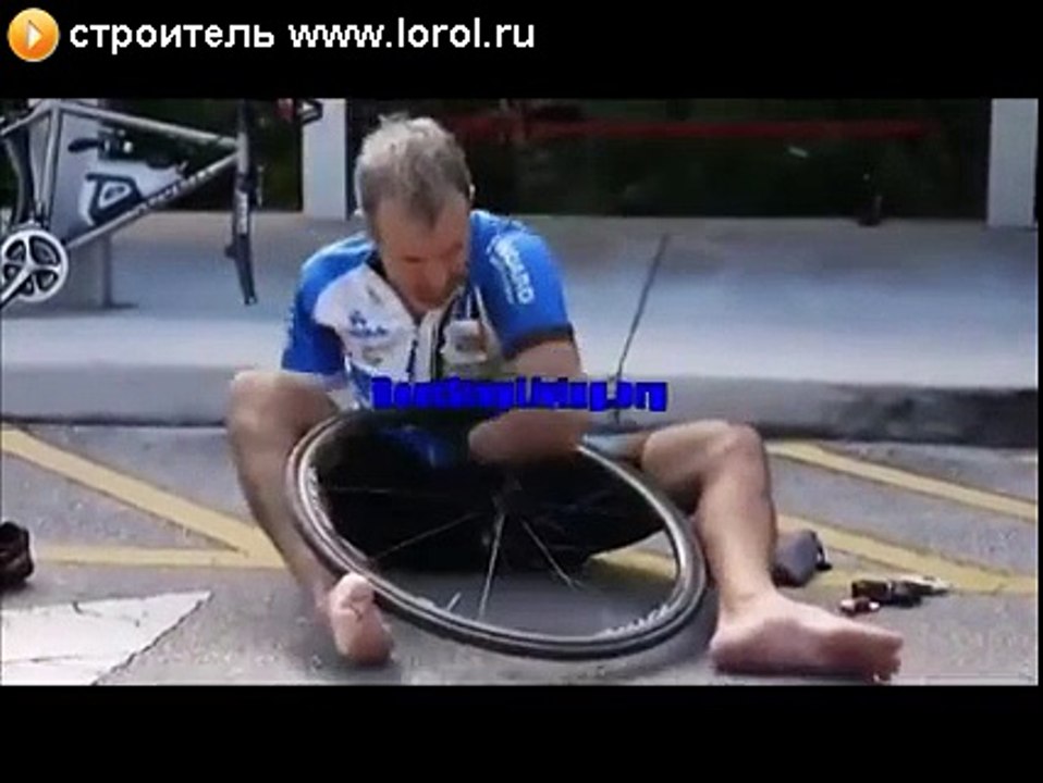 заменил колесо без помощи рук