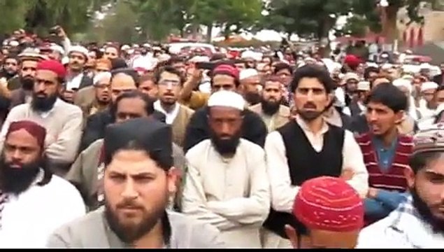 مظھر صدیقی شھید کے جنازے کے شرکاء سے مولانا عبدالرحمن معاویہ خطاب کر رھے ھیں