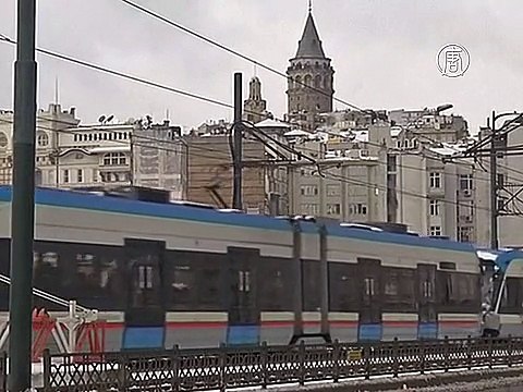 В Стамбуле выпало более полуметра снега
