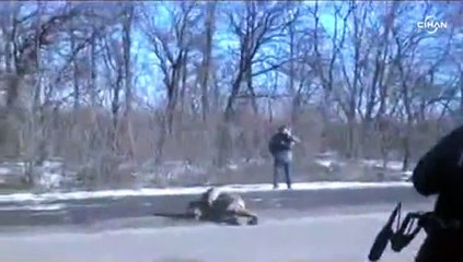 Ukraynalı asker kuşatmadan kaçarken tankın üzerinden düştü