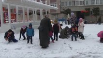Çocukların Kar Eğlencesi