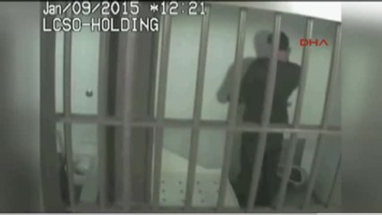 Nezarette Kendi Kendisini Döverek Polis Yaptı Diye Dava Açmak İstedi, Ama Güvenlik Kamerasına...