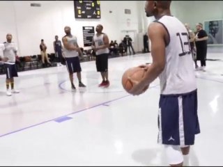 Floyd Maywather mostra habilidade no basquete