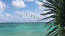Kite surf sur le lagon devant les villas luxe au bord du lagon en Guadeloupe
