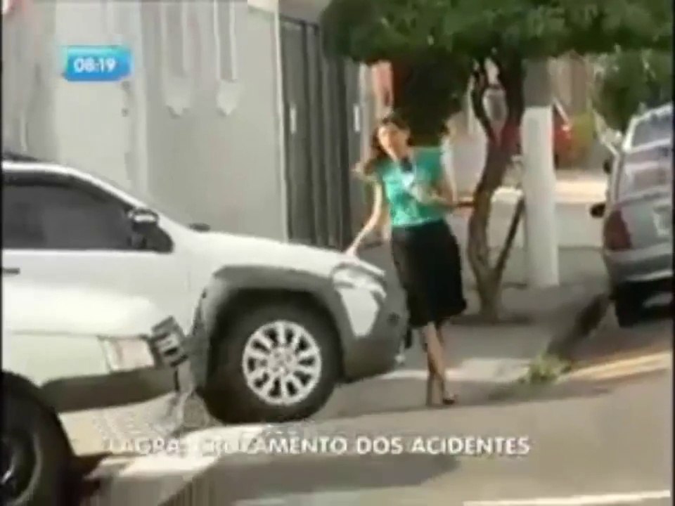 Repórter quase é atropelada em reportagem sobre acidentes de trânsito