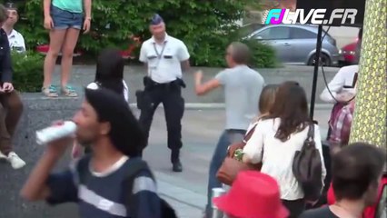 Un policier au travail danse lors d'un bal