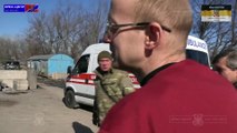 Передача раненного пленного солдата ВСУ с ЛНР