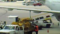 Carga de un Avión en el aeropuerto de Miami, Florida