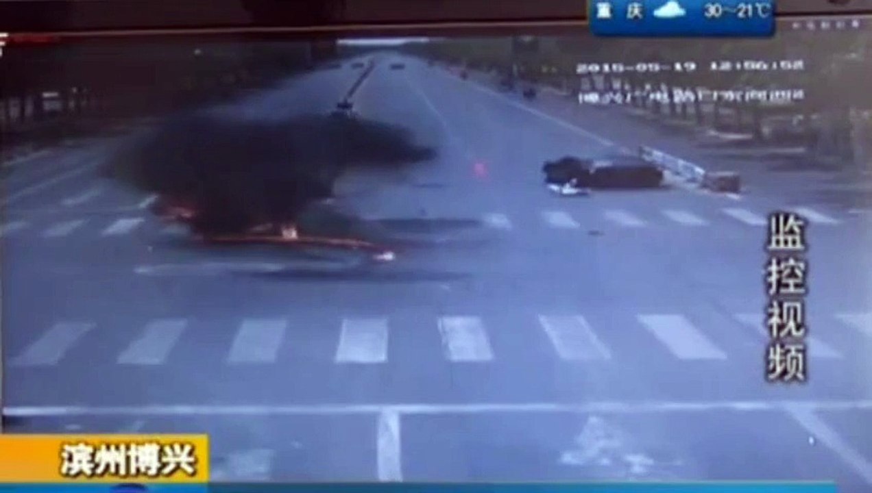 Motorcycle Crashes Into Car And Bursts Into Flames In China _ Motorbike Slams In Car, Biker Survives