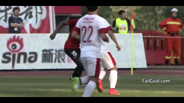 Funny! A free kick it quickly Goalkeeper was in the water Liaoning Whowin VS Chongqing Lifan