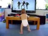 Bébé danse sur du Beyonce lol