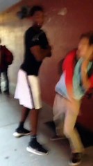 Il se fait Harceler et Casse une Bouteille de Bière sur la Tête de son Agresseur