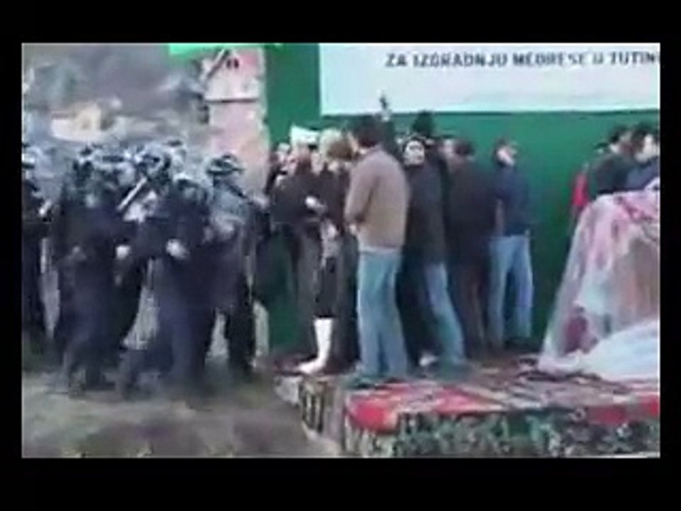 Police vs Muslims - Fight
