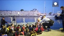 انتشال 300 مهاجر قبالة السواحل اليونانية