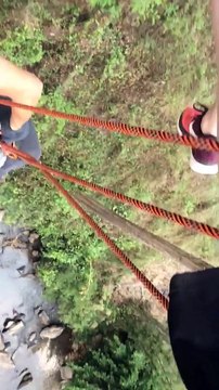 Une descente en tyrolienne qui a faillit mal tourner... FAIL ZIP LINE