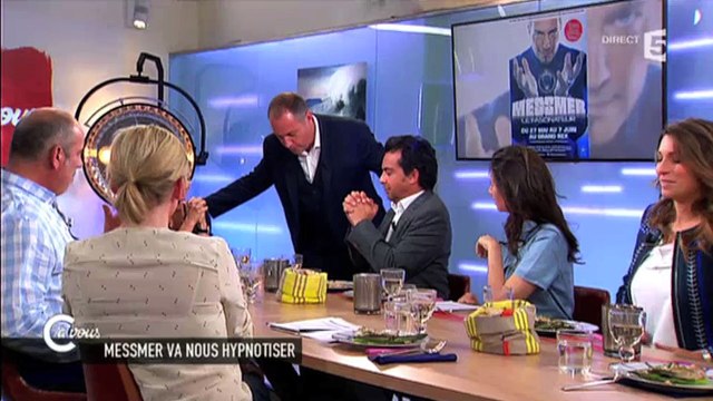 Patrick Cohen hypnotisé par Messmer