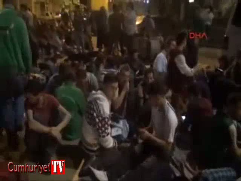 Maç bileti almak için geceden sıraya girdiler