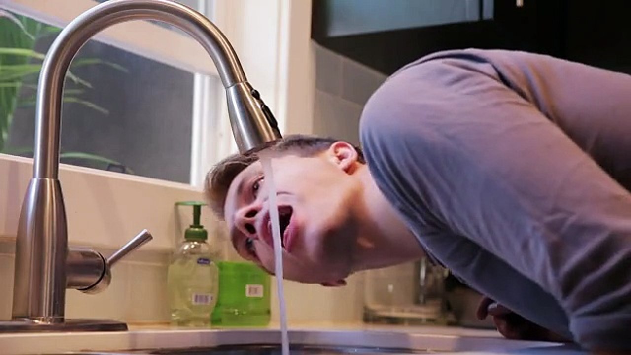 Evde Yalnızken vs Başkası Varken Yaptığımız Hareketler