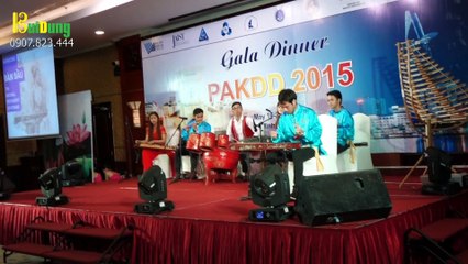 Độc tấu đàn bầu của ban nhạc dân tộc