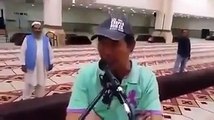 İmam, Uzakdoğulu bir Müslümana Kur'an okuması için şakadan takılıyor. Fakat Çinli'den çok şaşırtıcı bir ses çıkınca herkes hayretle izliyor...
