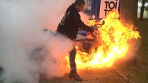 Un idiot met le feu à sa moto pendant un burn